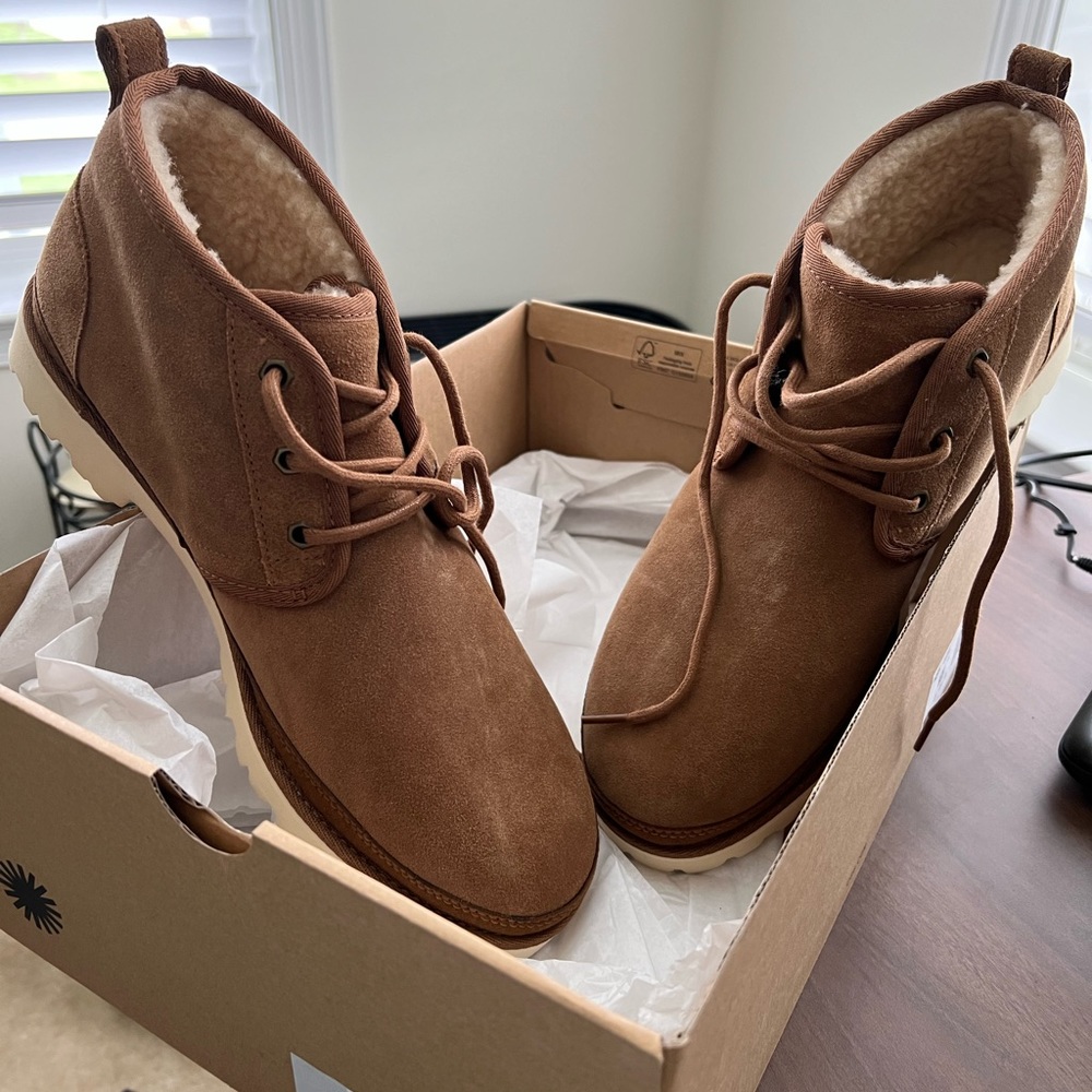 Ugg Men’s Neuland Boot
Suede Cozy Chestnut
New In box
Men’s Size 9.5